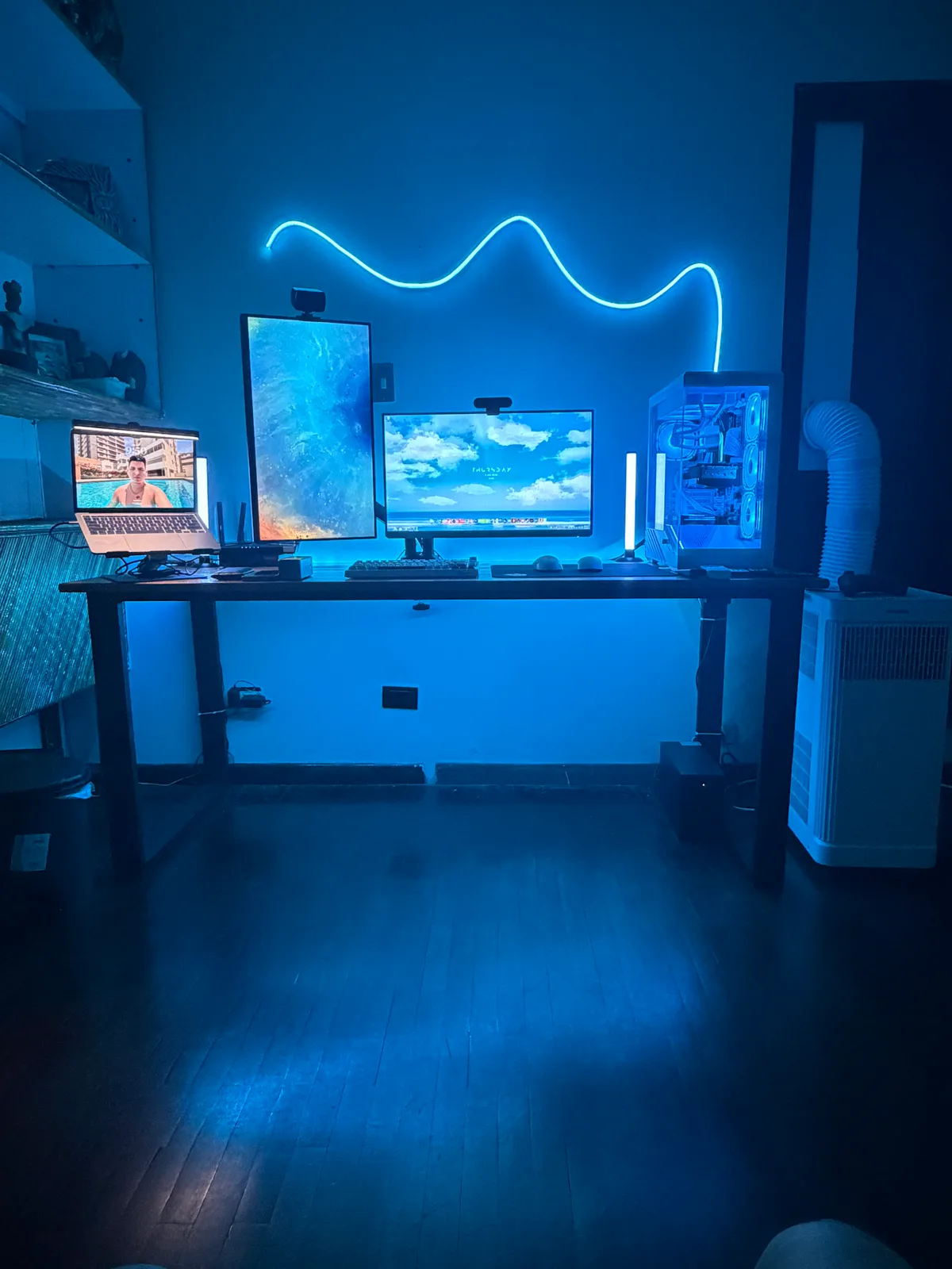 Mi espacio de trabajo en Caracas, con monitores y luz azul